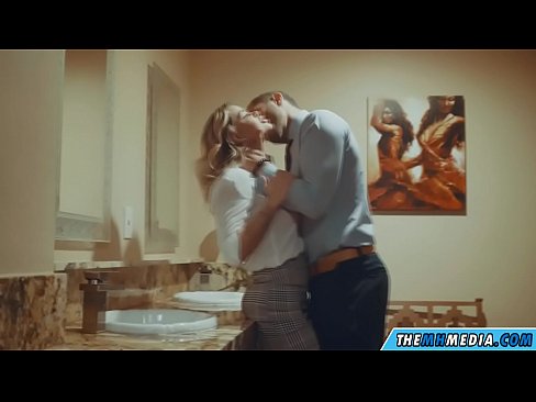 ❤️ Кад те прсата плавуша заведе у јавном тоалету Домаћи порно код нас